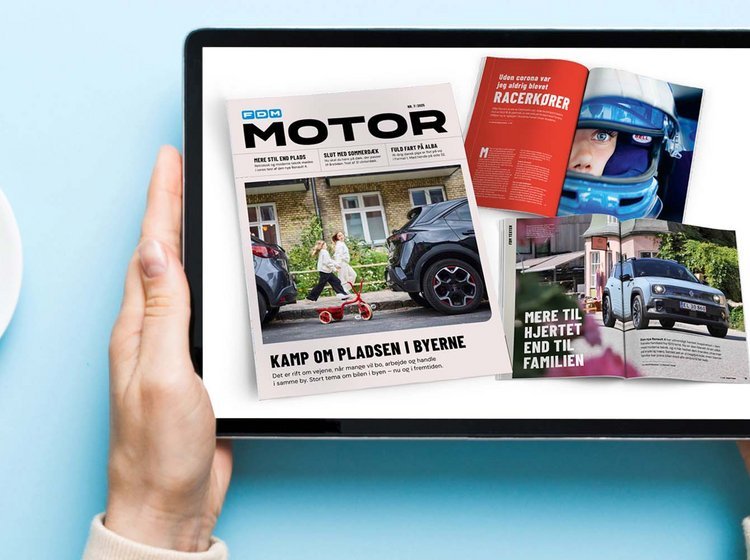 Hænder holder iPad med artikler fra Motor 7/2025