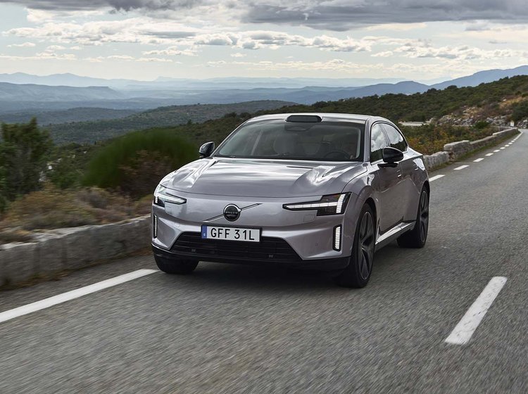 Volvo ES90 kører på bjergvej