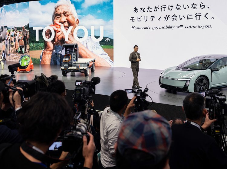 Sceneshow på biludstilling.