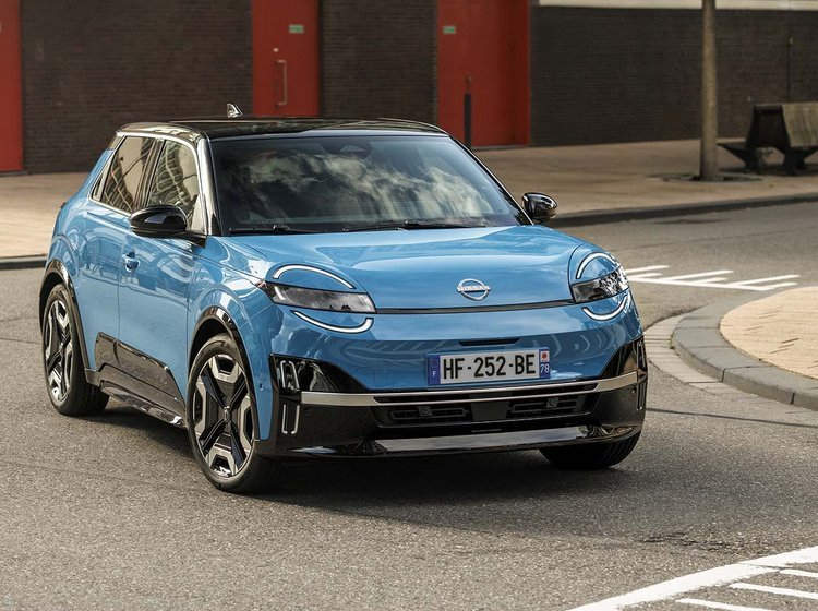 Nissan Micra set forfra, mens den kører gennem et sving