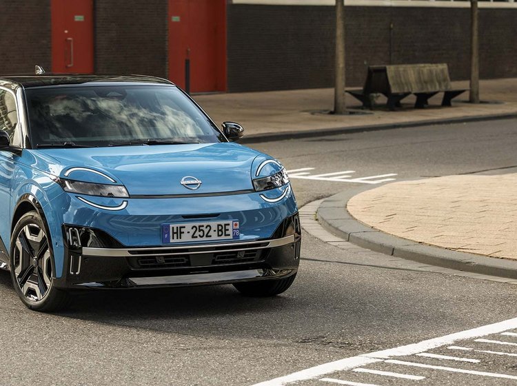 Nissan Micra set forfra, mens den kører gennem et sving