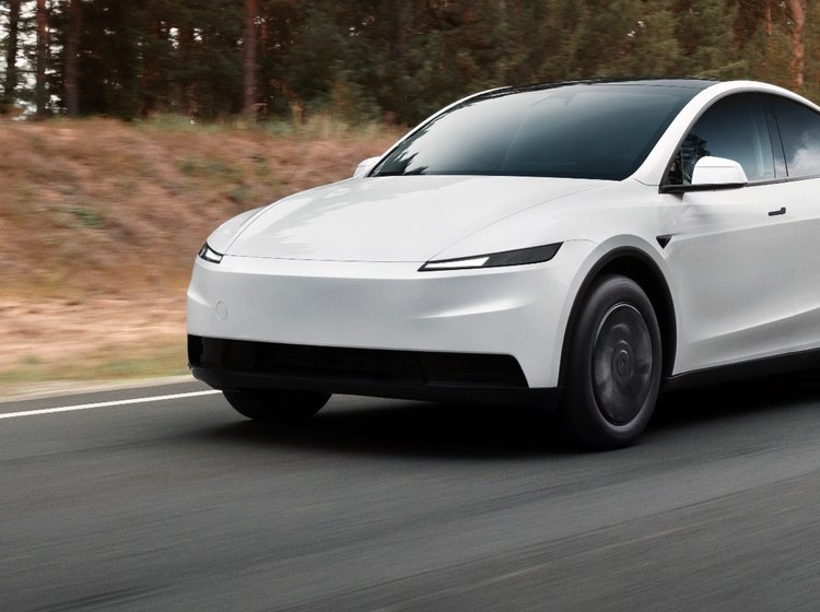 Hvid Tesla Model Y forfra.