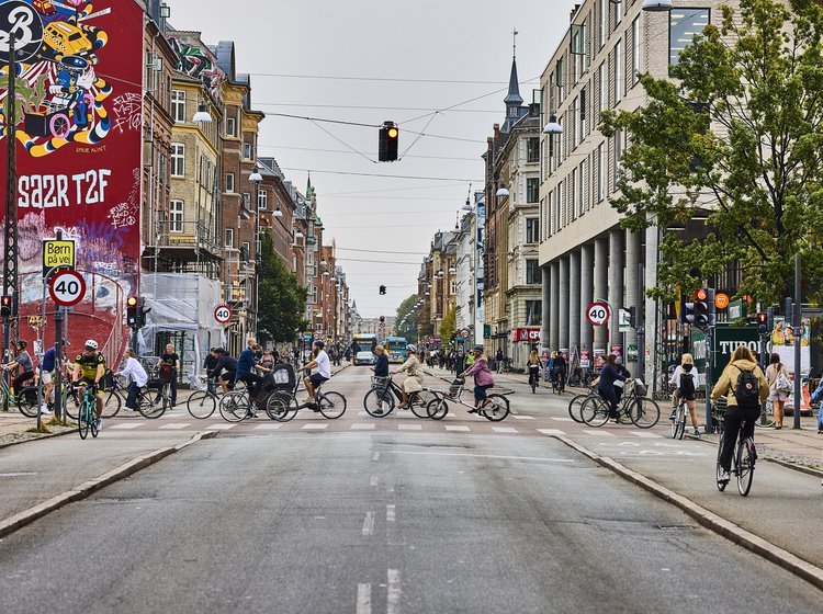 Tema: Kampen om pladsen i byen tager til