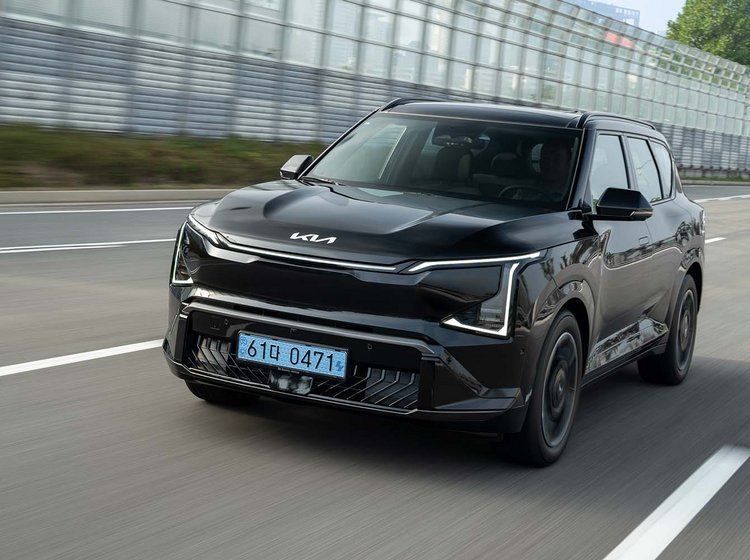 Kia EV5 set forfra, mens den kører på motorvej