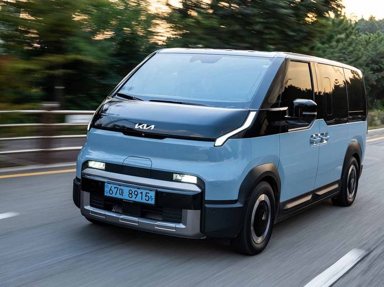 Kia PV5 set forfra, mens den kører i et sving
