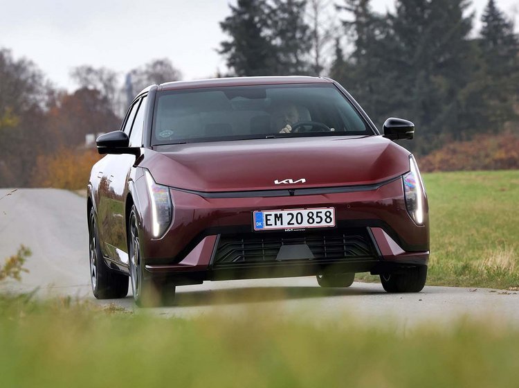 Kia EV4 set forfra, mens den kører på en landevej