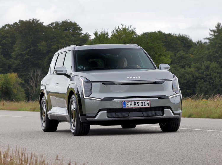 Kia EV9 set forfra, mens den kører på landevej