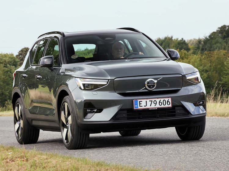 Volvo EX40 set forfra, mens den kører på landevej