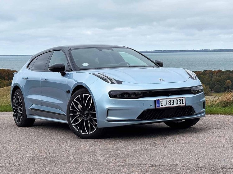 Zeekr 001 set forfra med hav i baggrunden