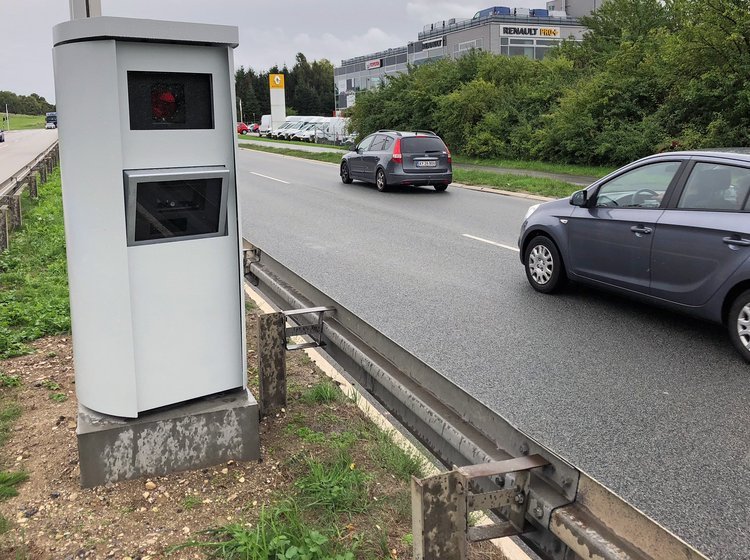 Automatisk fotoboks med to biler. 