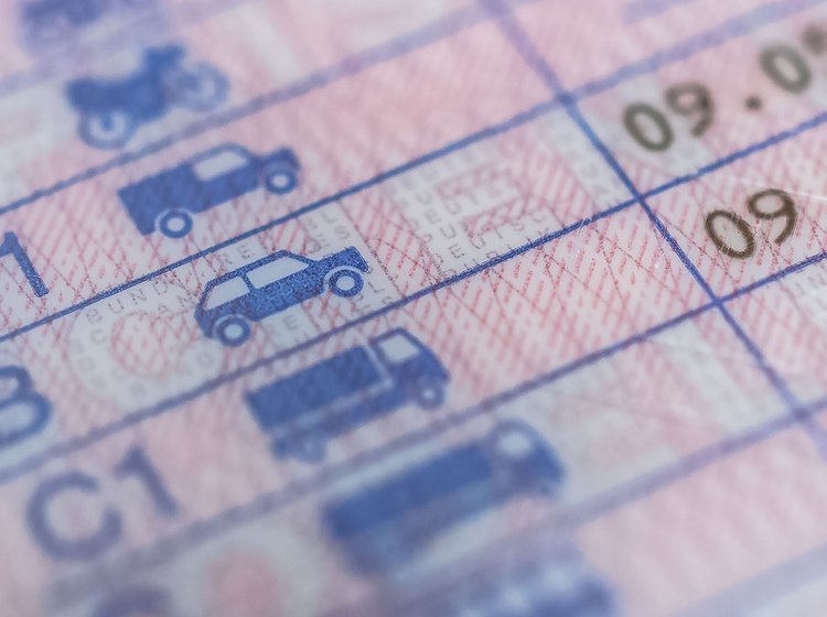 Her ses et kørekort meget tæt på. Man kan se de forskellige kategorier. 