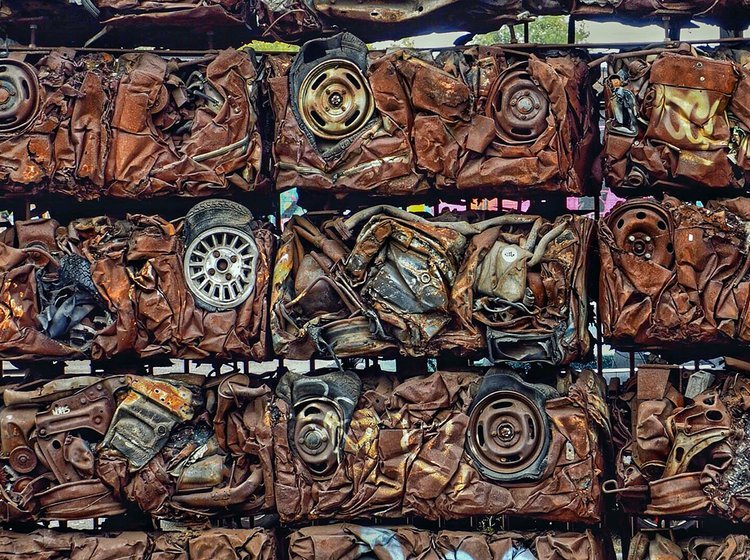 Masser af skrotbiler presset sammen i firekanter