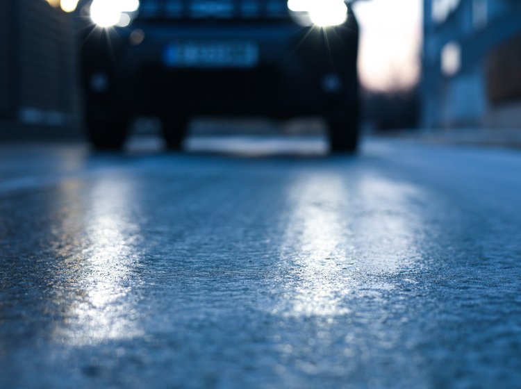 Bil på vinterglat vej