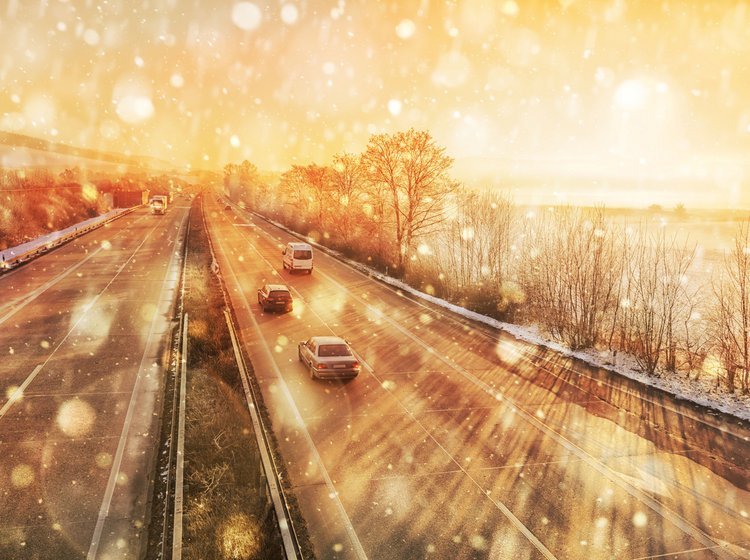 Motorvej i skarp vintersol