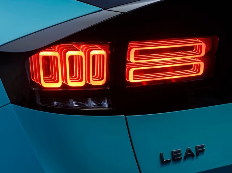 Nærbillede af dobbelte baglygter.