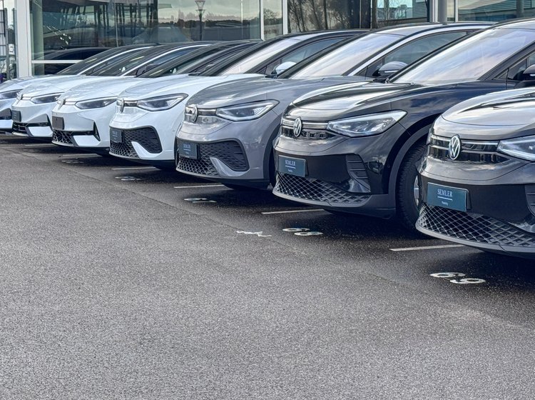 Bilsnuder på rad og række.