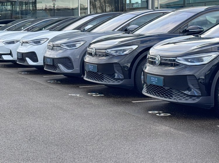 Bilsnuder på rad og række.