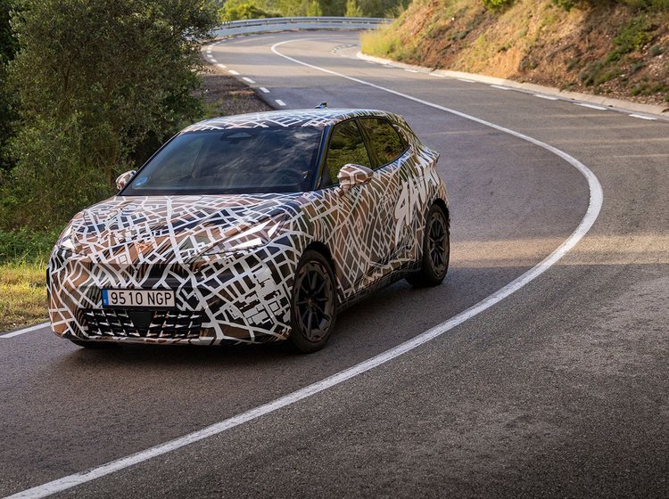 Cupra Raval kører på en spansk landevej. 