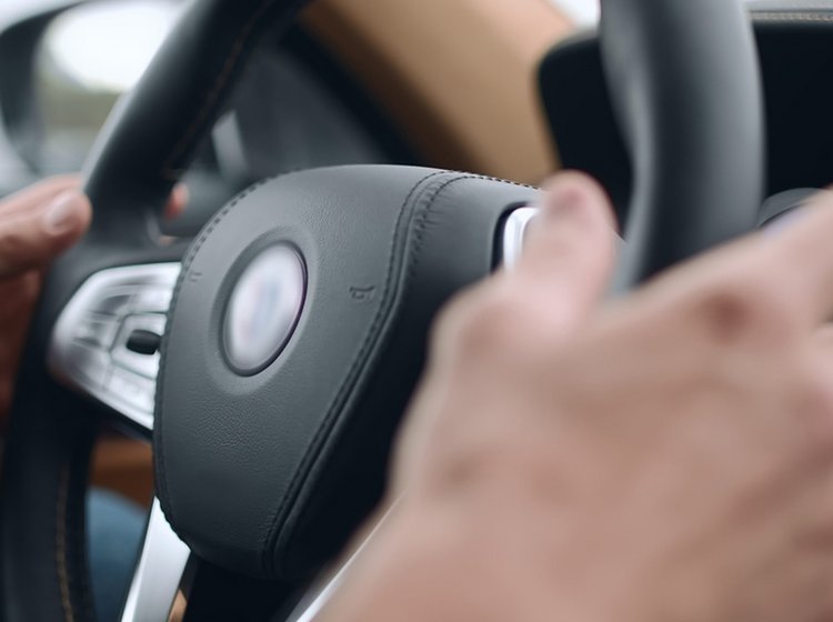 Hænder på rat i bil