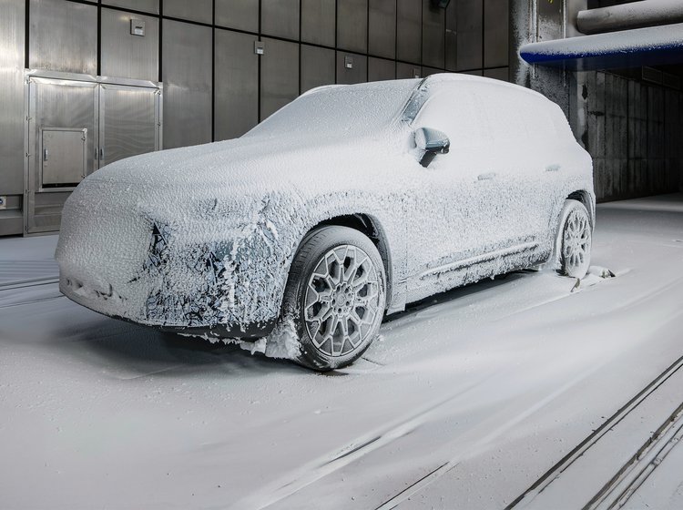 Mercedes GLB med sne på i klimakammer.