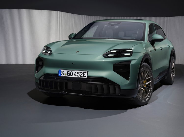 Grøn Porsche Cayenne forfra.