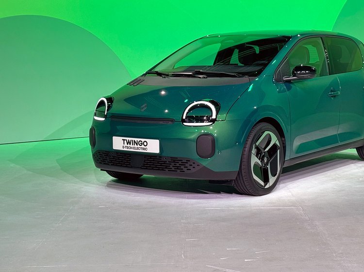 Grøn Renault Twingo skråt forfra.