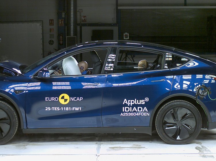 Crashtest af blå bil