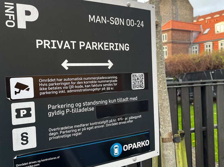 Sort p-skilt på privat p-plads