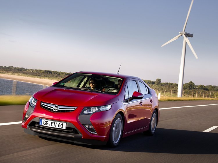 Miljøvenlige biler som opladningshybriden Opel Ampera skal afgiftsbelægges i Danmark - i Sverige får de tilskud