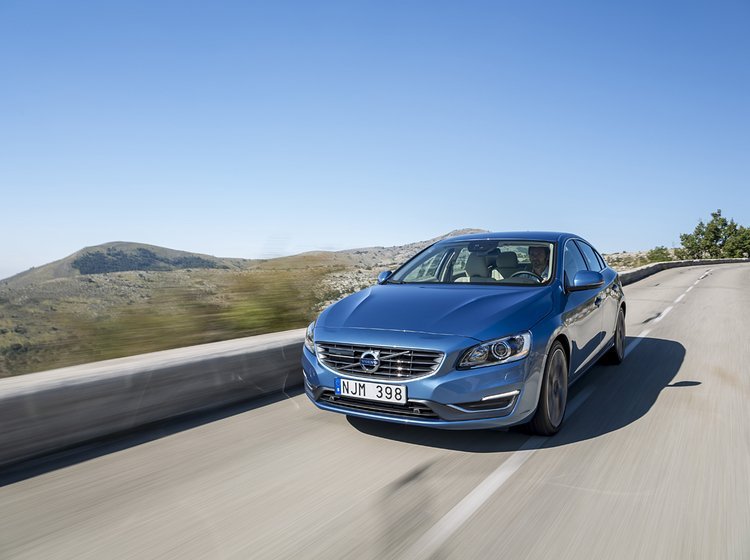 Her er det en Volvo S60 med D4-motoren, som på papiret kører op mod 27 km pr. liter