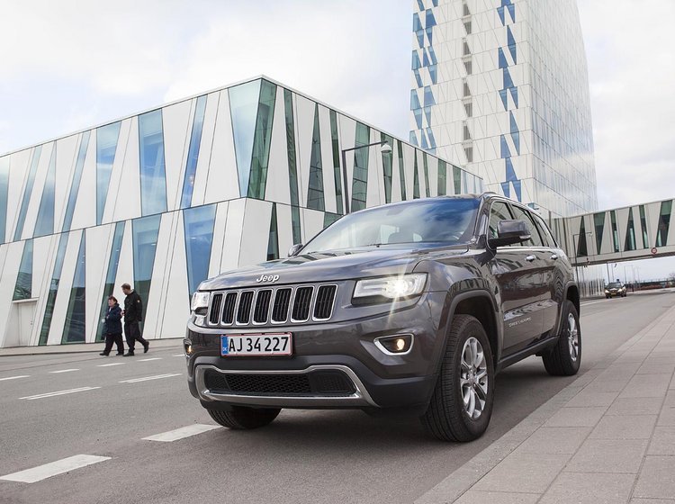 Bi-xenon-lygter er standard selv i basismodellen med LED-kørelys. Det giver Jeep Grand Cherokee et moderne snit forfra. 