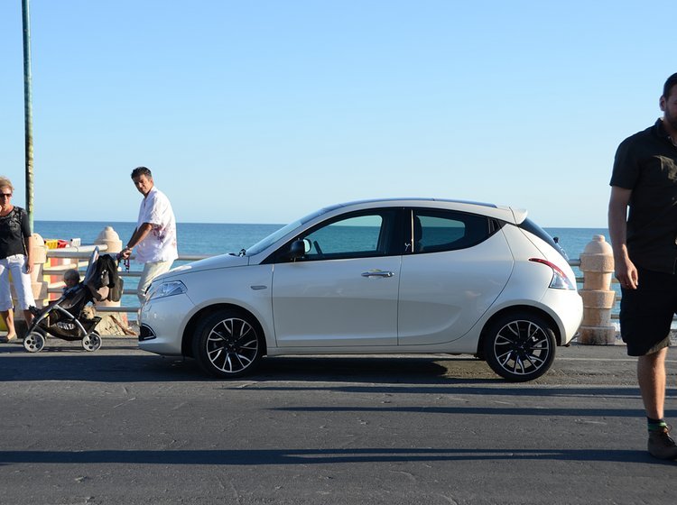 Lancia Ypsilon har samme charme som Fiat 500, men fem døre gør den mere praktisk.