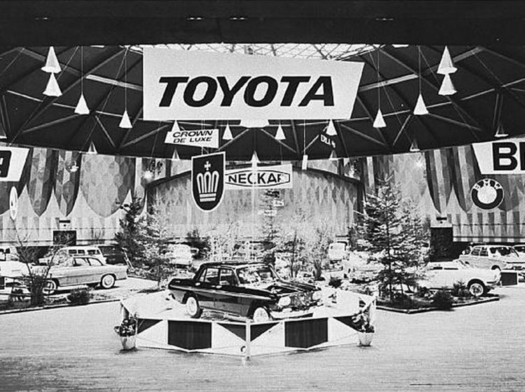 Toyotas europæiske ekspansion begyndte, da mærket kom til Danmark i 1963. Billedet er fra en biludstilling i Forum i København