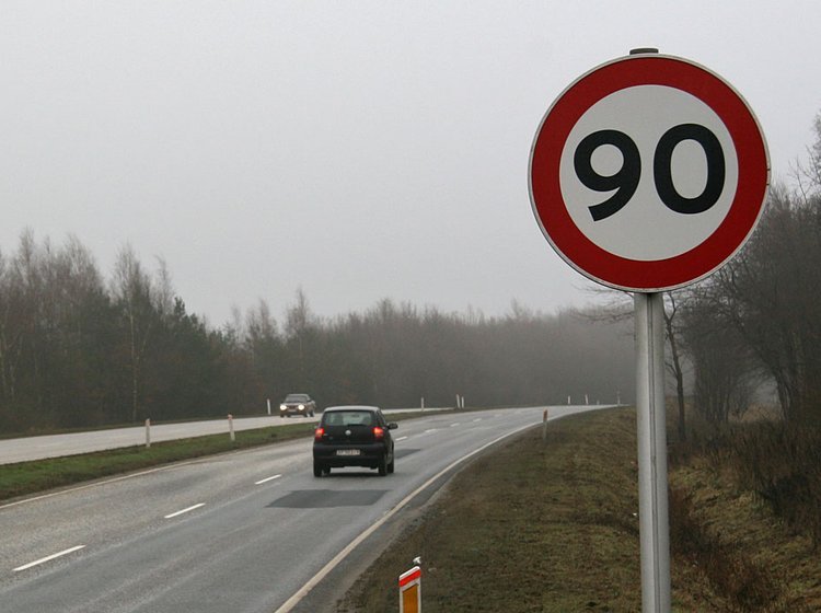Ti steder i landet kommer der nu 90-skilte på landeveje. Arkivfoto