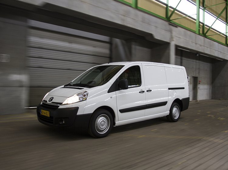 Toyota Proace er den nye Hiace. Bilen er principielt magen til varebilerne fra Citroën, Fiat og Peugeot