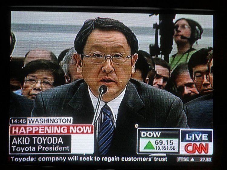 Toyota-chef Aikio Toyoda er tidligere under sagen kommet med en brødebetynget beklagelse over for amerikanske kunder. 