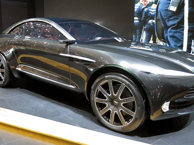 Aston Martin DBX er en robust og halvhøj bil, men langt fra en SUV.