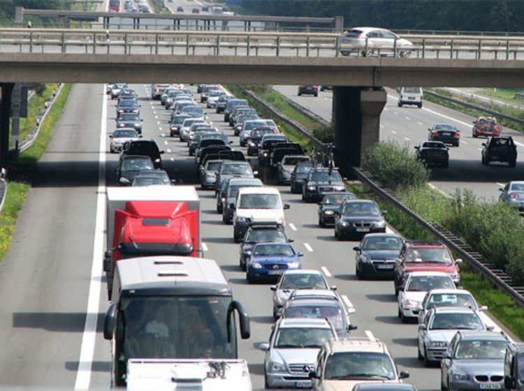 Tæt sommertrafik på den tyske Autobahn