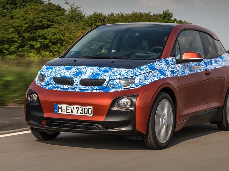 BMW i3 er en femdørs bil med baghængslede bagdøre.