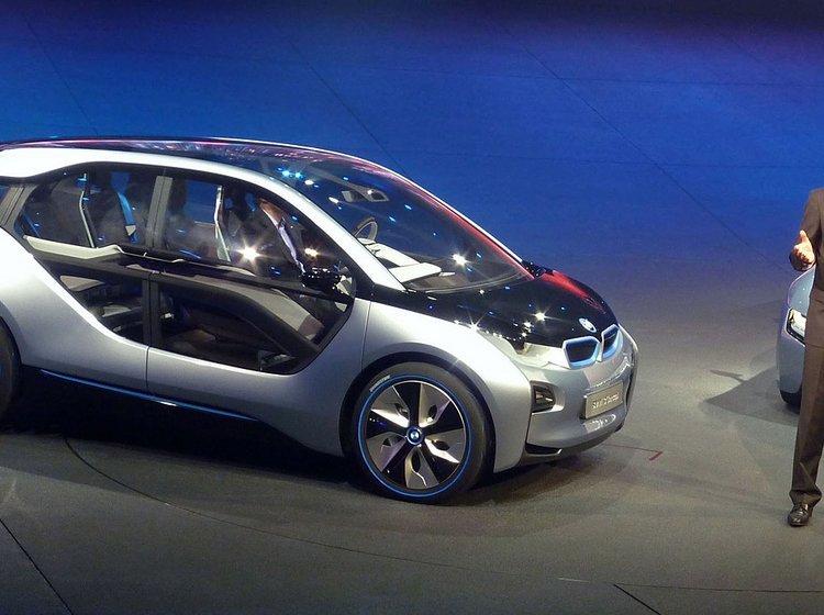 BMWs chef for udvikling, Klaus Draeger, præsenterer BMW i3 Concept, der skal gå i produktion i 2013.