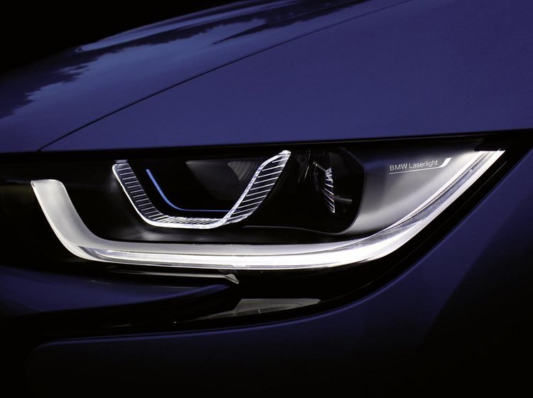 Ekstra kraftige laserforlygter bliver en realitet på den nye BMW i8.