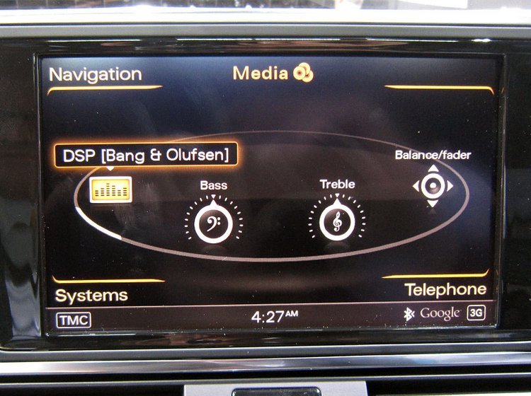 Radio-betjeningen er en integreret del af bilen og er udformet af Audi.
