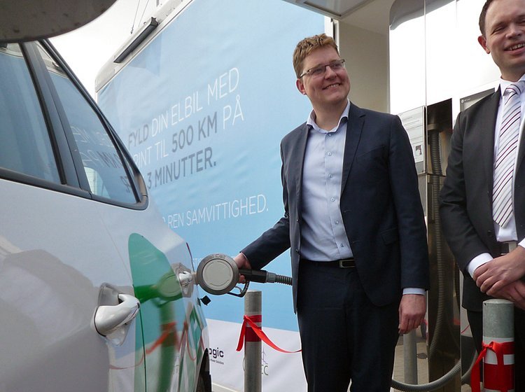 Klima- og energiminister Rasmus Helveg Petersen (tv) indviede brinttanken i Gladsaxe sammen med brintdirektør Jacob Krogsgaard.
