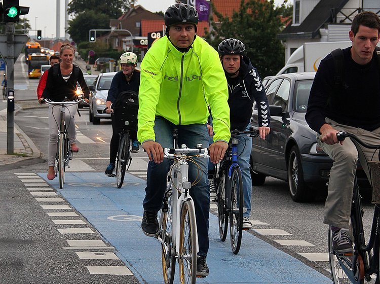 En meget synlig jakke kan måske forbedre cyklisters sikkerhed i trafikken.