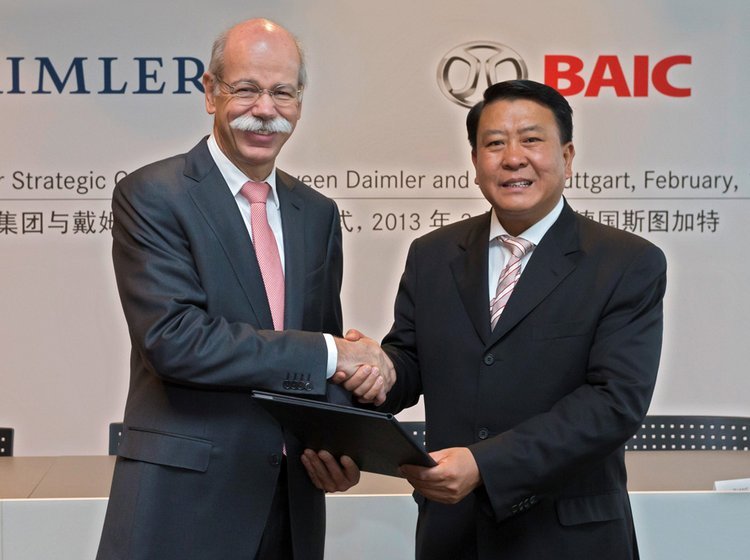 Daimlers topchef Dieter Zetsche giver BAICs formand Xu Heyi hånden på handlen. 
