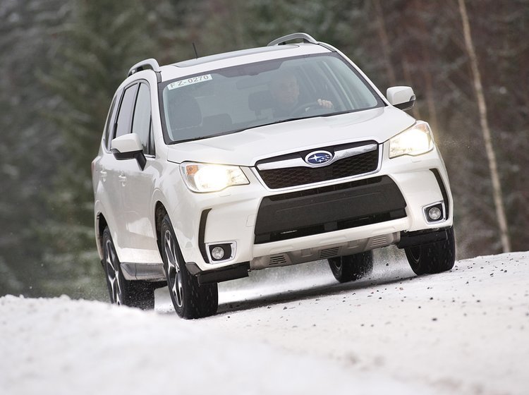 Subaru Forester er fornyet fra ende til anden og kendes bl.a. på den markante front med det store logo midt i kølergitteret.