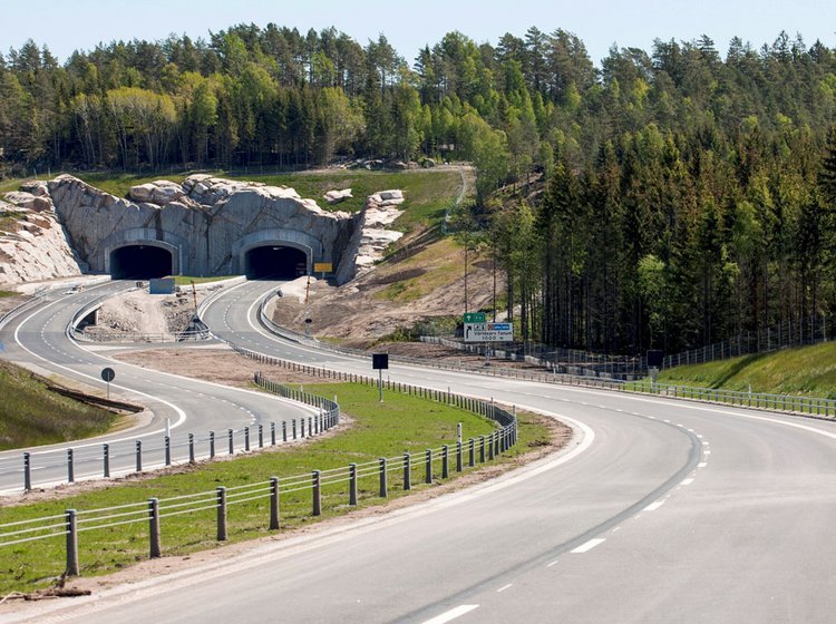 Den nye strækning går gennem en 250 meter lang tunnel.