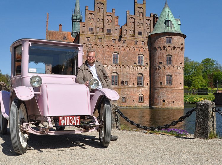 Milburn Electric fra 1914 indgår nu i en mini-udstilling på Egeskov Slot. 