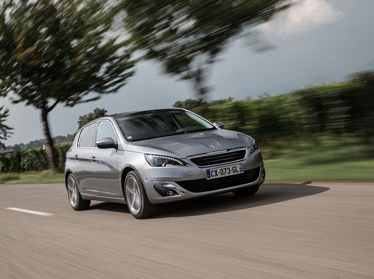 Peugeot 308 har fået et helt nyt designsprog. Linjerne er strammet op, og bilen fremstår både moderne og nydelig.