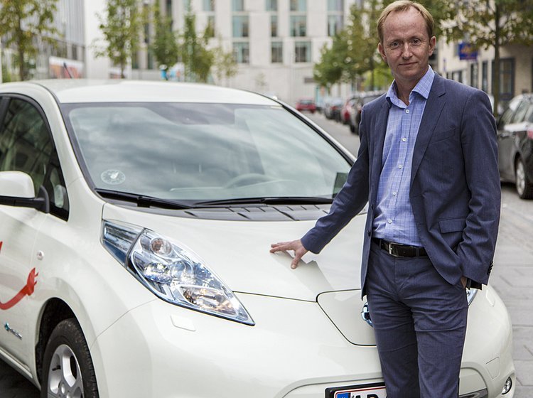 Direktøren for Eon i Danmark, Tore Harritshøj, er overbevist om, at der snart bliver god brug for ladestandere til elbiler.